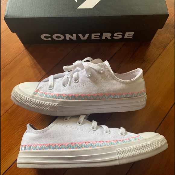 Girl's Converse - Picture 2 of 6